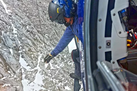 Truplo pogrešanega Američana so našli v zasneženem delu stene gore Rjavec. / Foto: Arhiv Pu Kranj