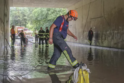 Sredino deževje je povzročilo obilo dela gasilcem ter delavcem cestnih in komunalnih podjetij. Fotografija je simbolična. / Foto: Gorazd Kavčič