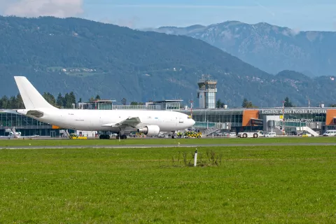 Zasilni pristanek Ttovorno letala Airbus A300B4-622R družbe San Marino Executive Aviation na letališču Jožeta Pučnika / Foto: Primož Pičulin