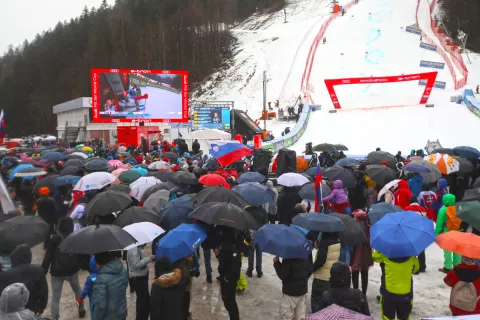 60. Zlata Lisica tekmovanje veleslalom smučarke navijači dež slabo vreme alpsko smučanje SLO SKI Vitranc Podkoren / Foto: Gorazd Kavčič