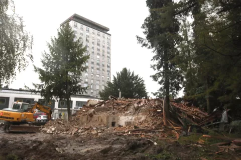 rušenje stavba bivši vrtec Tugo Vidmar avtobusna postaja občina Kranj / Foto: Gorazd Kavčič