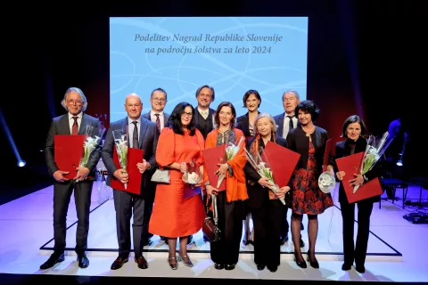 Letošnji dobitniki nagrad Republike Slovenije na področju šolstva: Aleš Žitnik je prvi z leve, Franc Rozman je v drugi vrsti prvi z desne. / Foto: Daniel Novaković/sta