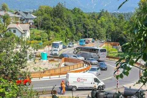 Na Betinovem klancu bo v času polaganja fine asfaltne plasti začasno spremenjen prometni režim. / Foto: Tina Dokl