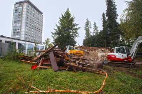 Rušenja propadajoče vile ob avtobusni postaji so se lotili prejšnji teden. / Foto: Gorazd Kavčič