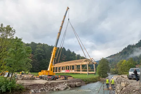 Postavitev novega mostu čez Poljansko Soro na Hotavljah / Foto: Primož Pičulin