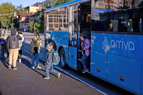 Otroke s Hrušice avtobus odloži na postajališču pri zdravstvenem domu. / Foto: Nik Bertoncelj