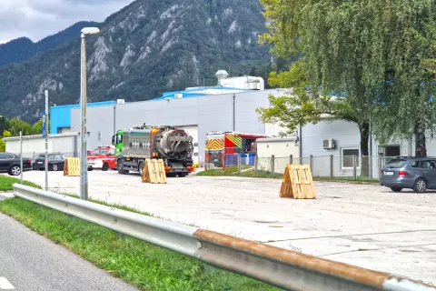 Na dogajanje so opozorili zaskrbljeni krajani Begunj, ki so opazili odprte jaške ter prisotnost gasilcev in policije. / Foto:  