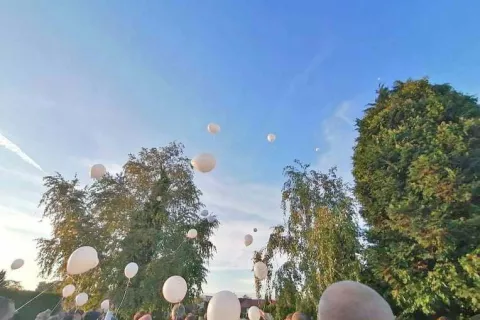 Ob mednarodnem dnevu otrok, ki so umrli med nosečnostjo ali kmalu po rojstvu, v nebo poletijo beli baloni. / Foto: Arhiv Društva Solzice