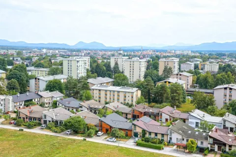 Na geodetski upravi so ocenili vrednosti vseh devetih milijonov nepremičnin v državi. / Foto: Tina Dokl