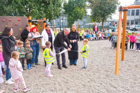 Otroci šenčurskega vrtca so nedavno s krajšo prireditvijo uradno odprli nova igrala, trak pa je prerezal šenčurski župan Ciril Kozjek. / Foto: Maša Likosar