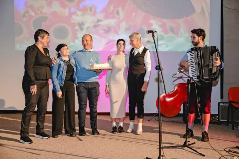 Mama Barbara Tonejc, Tinka Tonejc, pobudnik koncerta Miha Smolej, Neža Tonejc in Valerija Čarman ter harmonikar Aleš Jakopič / Foto: Nik Bertoncelj