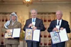 Decembra leta 1994 so Nobelovo nagrado za mir dobili palestinski voditelj Jaser Arafat in izraelska voditelja Šimon Peres in Jicak Rabin. Trideset let pozneje se Palestinci in Izraelci sovražijo in pobijajo kot še nikoli. Bo med njimi še kdaj mir? / Foto: Wikipedija