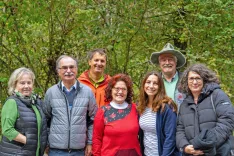 O Valentinu Polanšku, njegovem življenju in delih so pripovedovali (od leve) njegova hči Marta Polanšek, Avguštin Brumnik, Niko Kupper, Lidija Golc, Amina Majetič, Franc Jožef Smrtnik in Metka Wakounig. / Foto: Časopis Novice Celovec