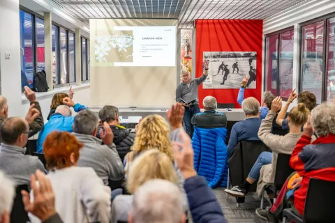 Prodajo koče je podprlo dvanajst članov Planinskega društva Jesenice, proti jih je bilo dvaindvajset. Predsednik Egon Kepic je po glasovanju odstopil. / Foto: Nik Bertoncelj