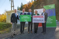 Energija povezuje, so v Elektru Gorenjska in Kärnten Netz sporočili ob deseti obletnici vzpostavitve energetske povezave med Slovenijo in Avstrijo. / Foto: Primož Pičulin