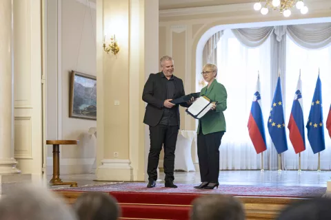 Miha Deželak je prejel priznanje predsednice republike Nataše Pirc Musar. / Foto: Matjaž Klemenc/uprs