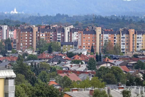 Na nepremičninskem trgu ob upadu prodaj cene še naraščajo. / Foto: Tina Dokl