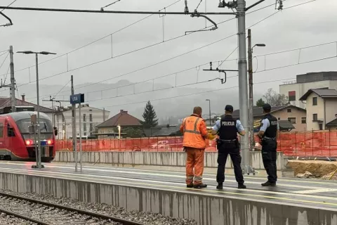 Med letošnjo Railpolovo akcijo so preverjali predvsem kršitve, povezane z nedovoljenim prehajanjem železniške proge. / Foto: arhiv Policije