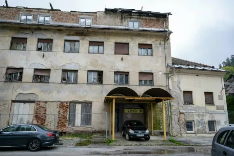 Propadajoči hotel Pošta sredi Jesenic, v katerem je marca 1960 po končanih smučarskih skokih v Planici predsednik Tito priredil sprejem, smučarski skakalec Marjan Pečar pa se je zavrtel z Jovanko, naj bi v začetku novembra začeli rušiti. / Foto: Nik Bertoncelj