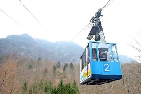 Z nihalko se lahko obiskovalci že šestdeset let povzpnejo iz doline Kamniške Bistrice na Veliko planino. / Foto: Gorazd Kavčič