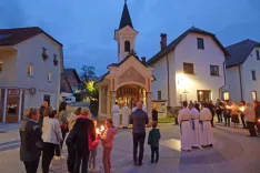 Na predvečer rožnovenske nedelje, ki je žegnanjska v Stari Loki, se je po slovesni večerni maši do obnovljene kapele odvila procesija z lučkami. / Foto: Jure Ferlan