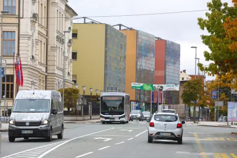 Med glavnimi podnebnimi cilji v Kranju je tudi zmanjšanje števila avtomobilov v gospodinjstvih. / Foto: Gorazd Kavčič