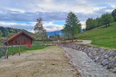 Struga potoka Blatnica je urejena, dostop do Lambergove poti in pešpoti na priljubljeni vrh Sv. Peter nad Begunjami pa ni mogoč, ker čez potok ni mostu oziroma brvi. / Foto: Marjana Ahačič