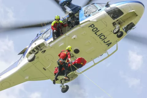 dan odprtih vrat PGD Begunje v sodelovanju z GRS Radovljica ob praznovanju 60 letnice na fotografiji vaja gasilci gorski reševalci gorska reševalna služba Radovljica GRS policija letalska policijska enota helikopter policijski helikopter / Foto: Tina Dokl