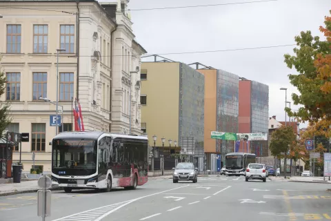 promet skozi center Kranj gimnazija hotel Creina avtomobili cesta Koroška cesta / Foto: Gorazd Kavčič