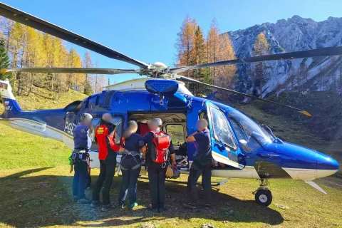 V reševanje so bile zaradi zahtevnosti terena in potrebe po nujni pomoči vključene avstrijske in slovenska helikopterska ekipa. / Foto: Arhiv Grzs