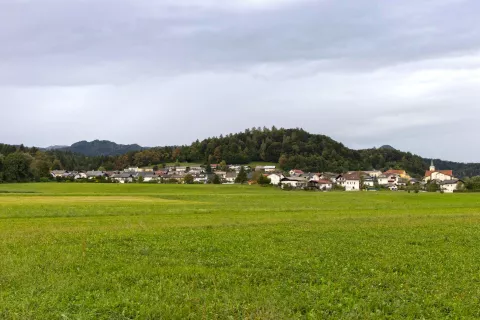 Novo Osnovno šola Preska, ob kateri bo tudi športno igrišče, bodo gradili v Preski na novi lokaciji. / Foto: Peter Košenina