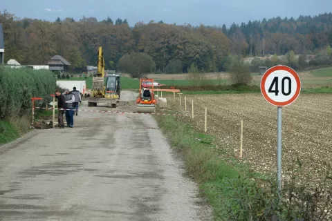 Dela na cesti Moste–Gora pri Komendi naj bi bila zaključena do marca prihodnje leto. / Foto: Ana Jagodic Dolžan