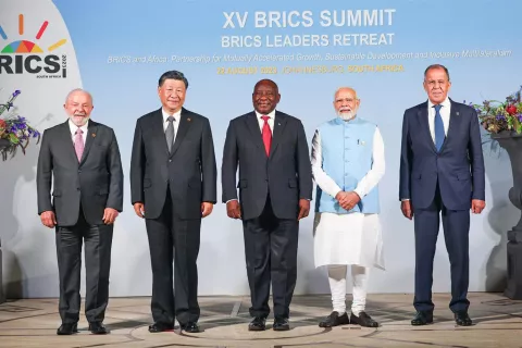 Voditelji BRICS na lanskem vrhu v Johannesburgu, Južna Afrika. Prišli so vsi, le Putin je, da bi se izognil morebitni aretaciji, poslal zunanjega ministra Lavrova (desno). / Foto: Wikipedija    