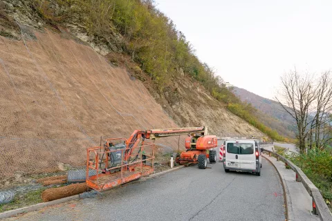 Sanacija in zaščita brežine na cesti proti Sorici bo končana predvidoma v začetku januarja. / Foto: Simon Benedičič