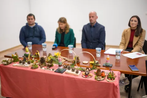 Tomaž Paulus (akcija Manj svečk za manj grobov), Anita Pokorn Oman (Razvojna agencija Sora), Tine Radinja (župan) in Katarina Finžgar Malovrh (Občina Škofja Loka) / Foto: Primož Pičulin