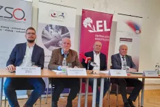 Predsedniki slovenskih zastopniških organizacij (od leve) Manuel Jug (Zveza slovenskih organizacij), Bernard Sadovnik (Skupnost koroških Slovencev), Gabrijel Hribar (Enotna lista) in dr. Valentin Inzko (Narodno svet) pri ključnih vprašanjih narodne skupnosti pogosteje nastopajo enotno. Na fotografiji: podpisovanje peticije za Evropski parlament. / Foto: Jože Košnjek