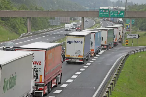 Gorenjsko avtocesto mimo Jesenic so v torek zjutraj in dopoldne povsem ohromili tovornjaki. / Foto: Gorazd Kavčič / Foto: 