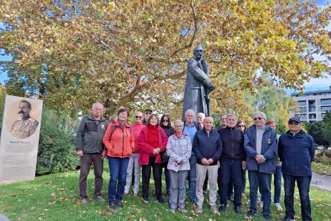 Članice in člani Društva generala Rudolfa Maistra iz Kranja pred Maistrovim kipom v parku pred mariborsko občino / Foto: Jože Košnjek