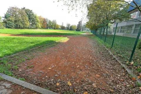 Med izpadlima projektoma za državno sofinanciranje je tudi obnova tekaške steze pri OŠ Jakoba Aljaža. / Foto: Tina Dokl