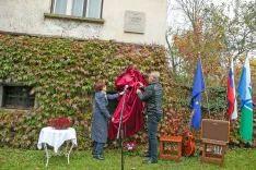 Spominsko ploščo Vladimirju Kavčiču sta odkrila pisateljeva soproga Barbara Brecelj in župan Milan Čadež. / Foto: Tina Dokl