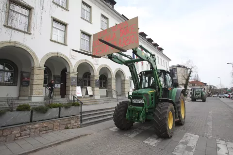 opozorilni protest slovenskih kmetov traktorji center kranj cesta kranj šenčur kmet hrana obdelovalno polje / Foto: Gorazd Kavčič