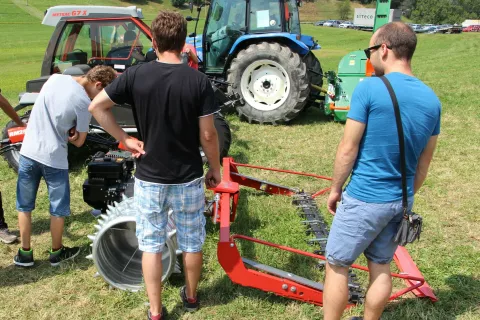 Država pomaga mladim prevzemnikom kmetij tudi pri nakupu kmetijskih strojev. (Slika je simbolična.) / Foto: Cveto Zaplotnik