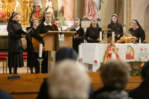 V glasbenem delu recitala sta nastopila tudi s. Klara Jarc in zbor šolskih sester. / Foto: Peter Košenina