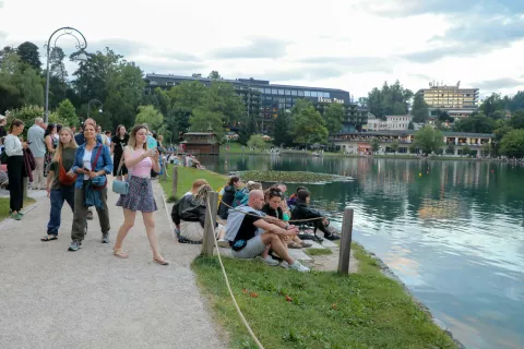 Velika večina obiskovalcev Bleda opozorila informatorjev upošteva in se nanje pozitivno odzove. / Foto: Tina Dokl