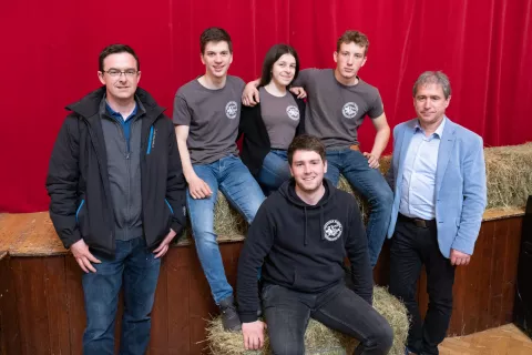 Člani zmagovalne ekipe: Grega Avsenek, Maja Poklukar in Jure Soklič, levo Robert Golc, desno Mitja Kadoič, spodaj Aljaž Smolej, predsednik DPM Zgornjesavske doline / Foto: Ma&scaron;a Likosar