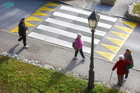 Pešci so ena izmed najranljivejših skupin v prometu. Fotografija je simbolična. / Foto: Gorazd Kavčič