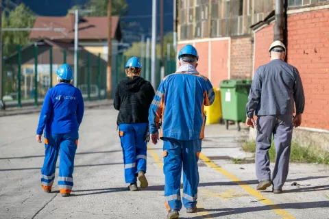 Odprtje tehničnega spomenika - ozkotirne električne lokomotive OE-VI pred obratom Predelave debele pločevine SIJ Acroni Jesenice. / Foto: Nik Bertoncelj