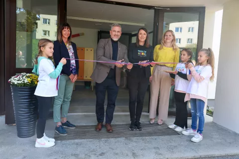 odprtje prenovljene šole OŠ Bistrica pri Tržiču na fotografiji z leve Peter Miklič župan, Dina Pintarič ravnateljica, Janja Zupančič državna sekretarka na Ministrstvu za šolstvo / Foto: Tina Dokl