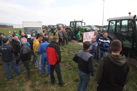 Kmetje iz kranjske in okoliških občin na opozorilnem protestu v Kranju, ob cesti od krožišča na Primskovem proti Šenčurju / Foto: Gorazd Kavčič