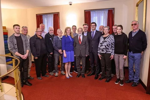 Letošnji občinski nagrajenci Mestne občine Kranj z županom Matjažem Rakovcem / Foto: Primož Pičulin